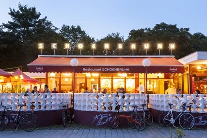 Jardin de bière Schoenbrunn dans le Volkspark Friedrichshain Jardin de bière Schoenbrunn Friedrichshain en été à Berlin