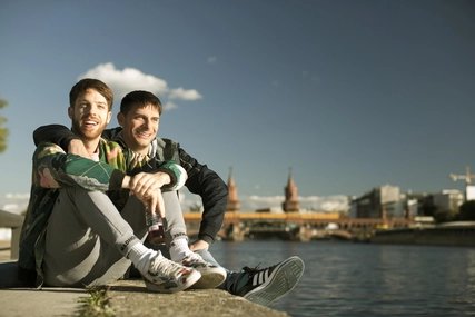 Gay-Pärchen an der Oberbaumbrücke Gay-Pärchen an der Oberbaumbrücke in Berlin-Friedrichshain