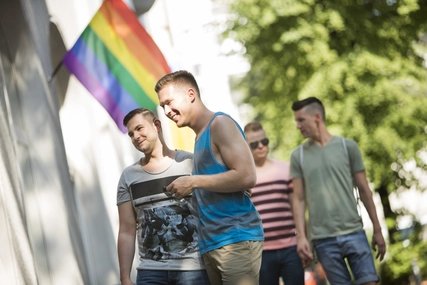 Schöneberg: Regenbogen-Kiez Schwules Pärchen unterwegs in Berlin-Schöneberg