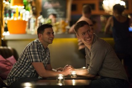 Schwules Pärchen unterwegs in Berlin-Schöneberg