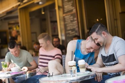 Im Café Berio Schwules Pärchen unterwegs in Berlin-Schöneberg