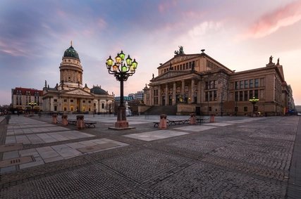 Berliner Gendarmenmarkt bei Sonnenuntergang 