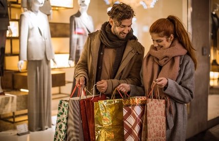 Paar beim Geschenke kaufen