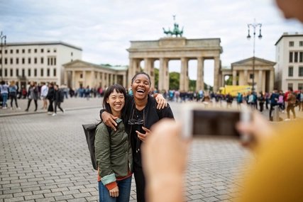 Fröhliche Frauen vorm Brandenburger Tor