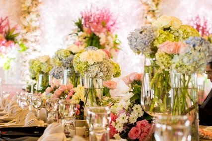 Blumengeschmückter Tisch Tischdekoration mit vielen Blumen