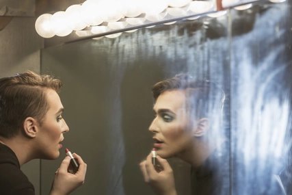 Dragqueen in Berlin Dragqueen schminkt sich vor dem Spiegel in Berlin