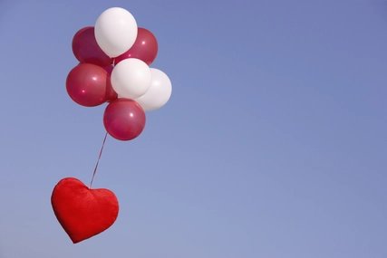 Fliegende Heliumluftballons mit Herz