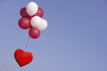 Fliegende Heliumluftballons mit Herz
