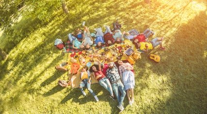 Grillabend im Freundeskreis Picknick mit Freunden