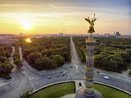 Siegessäule über herbstlichem Berlin