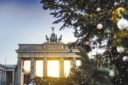 Brandenburg Gate with Christmas tree Brandenburg Gate with Christmas tree_Berlin