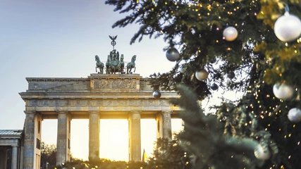 Titel: Brandenburger Tor behind christmas tree
		