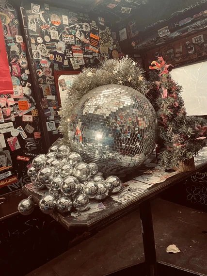 Diskokugel im Glühweingarten