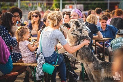 Frau mit Hund in Biergarten