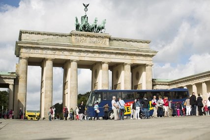 Reisegruppe vor dem Brandenburger Tor