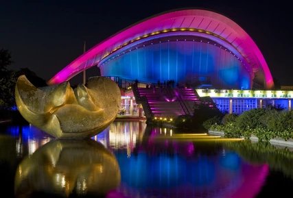 Das beleuchtete Haus der Kulturen der Welt Haus der Kulturen der Welt