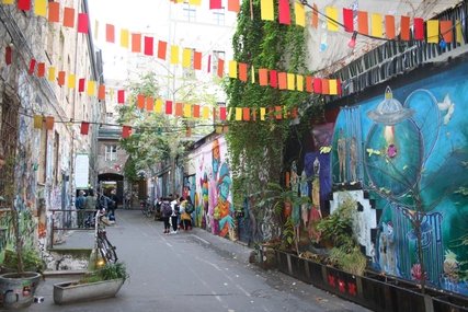 Kinder in der Street Art Alley im Hof des Hauses Schwarzenberg