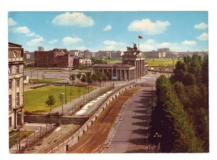Historisches Postkartenmotiv Berliner Mauer und Brandenburger Tor aus der Vogelperspektive