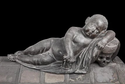 Deckel eines Kindersarges