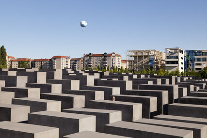 Monumento a los judíos asesinados en Europa con el globo