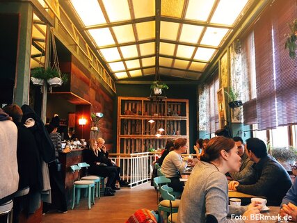 full café "House of small wonder"