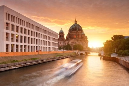 View over the Spree to Humboldtforum & Berlin Cathedral at sunset gag View over the Spree to Humboldtforum & Berlin Cathedral at sunset gag