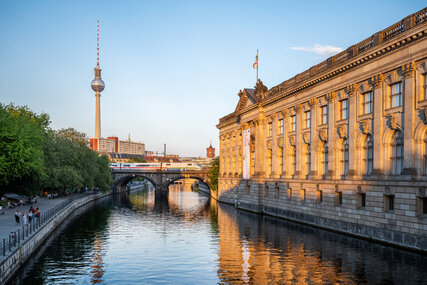 ICE nel paesaggio urbano con la torre della televisione di Berlino sullo sfondo