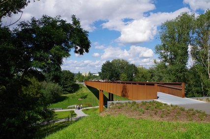 Wuhlesteg im Kienbergpark, Marzahn-Hellersdorf Wuhlesteg führt über das Wuhletal zum Kienberg