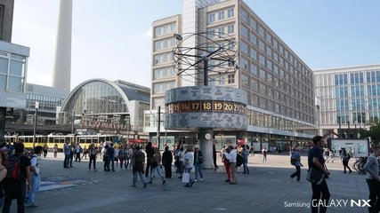 Astronomische Uhr auf dem Alexanderplatz in Berlin Menschen vor der Weltzeituhr am Alexanderplatz in Berlin