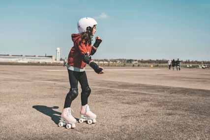 Mädchen mit Rollschuhen auf dem Tempelhofer Feld