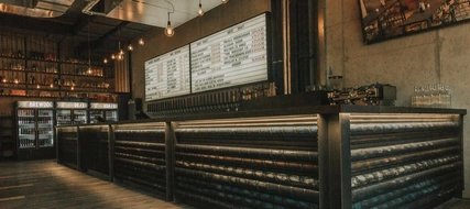 Biertresen im BrewDog Berlin Mitte Tresenbereich der BrewDog Brauerei in Berlin