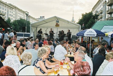 Internationales Berliner Bierfestival Bühne Band Menschen trinken Bier 