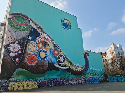 Streetart a Berlino: Elefante con pallone mondiale di Jadore Tong