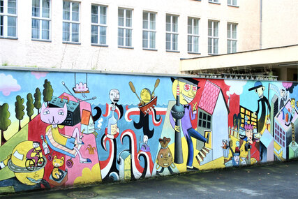Street Art: Vom Künstler Jim Avignons gestaltete Mauer im Hof des Tagesspiegels