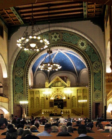 People at the Jewish Culture Days in the Rykestraße Synagogue 