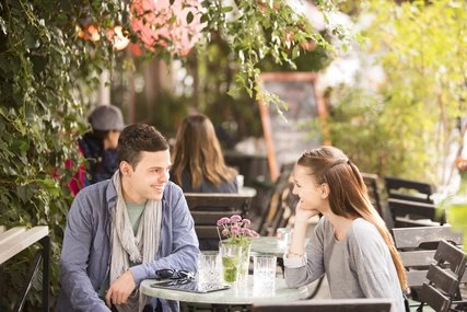 Junge Leute im Café in Berlin