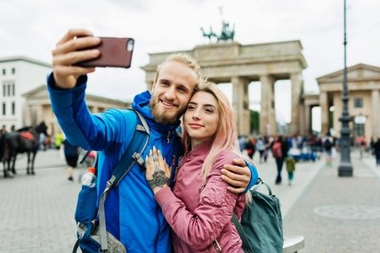 Selfie vor dem Brandenburger Tor Stylish Young Couple Take A Selfie In Front Of Local Architecture