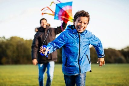Junge mit Drachen im Park