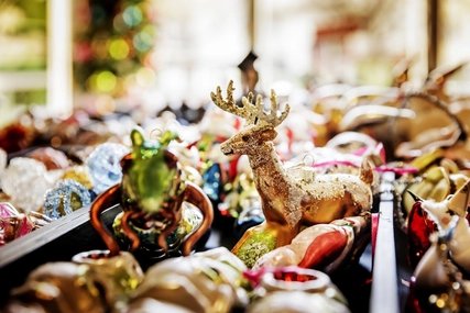 Weihnachtsgeschenke bei Kühn Keramik Kreuzberg Glitzernes Rentier und andere Tiere zum Aufhängen für den Weihnachtsbaum bei Kühn Keramik