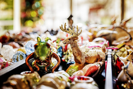 Glitzernes Rentier und andere Tiere zum Aufhängen für den Weihnachtsbaum bei Kühn Keramik 
