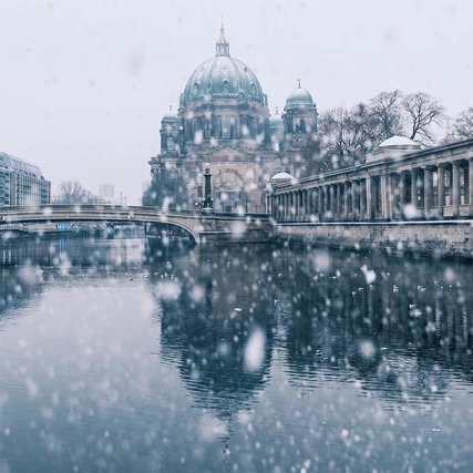 Cattedrale di Berlino innevata in inverno Cattedrale di Berlino in inverno con la neve