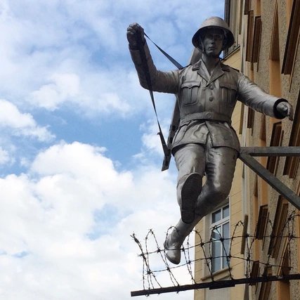 Skulptur 'Springender Soldat'
