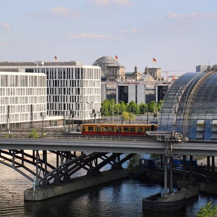 Blick auf Regierungsviertel und Berliner Hauptbahnhof Ausfahrende S-Bahn am Berliner Hauptbahnhof im Sommer