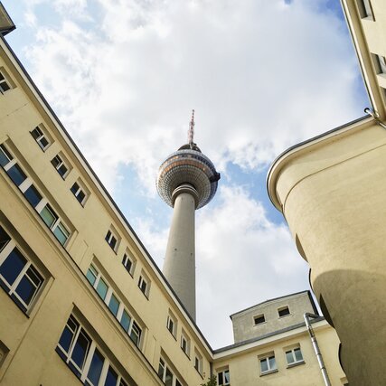 Berliner Fernsehturm im Hinterhof