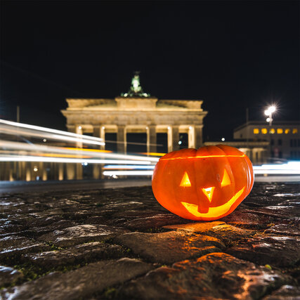 Pumpkin in front of the Brandenburg Gate