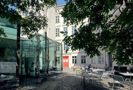 Hof des KW Institute for Contemporary Art mit Café Bravo KW Institute for Contemporary Art - KUNST-WERKE BERLIN e. V.