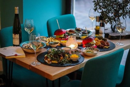 Dishes of the restaurant Kanaan Israeli-Palestinian restaurant with pita, hummus and burger