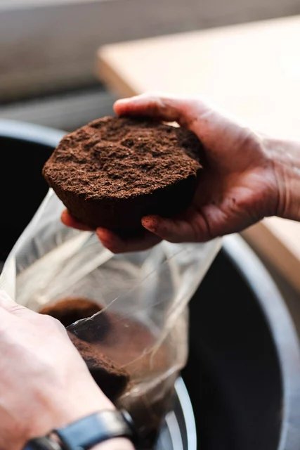 Coffee grounds for making the Kaffeeform cup