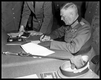 Signature des conditions de capitulation en 1945