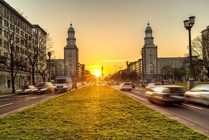 Karl-Marx-Allee im Sonnenuntergang